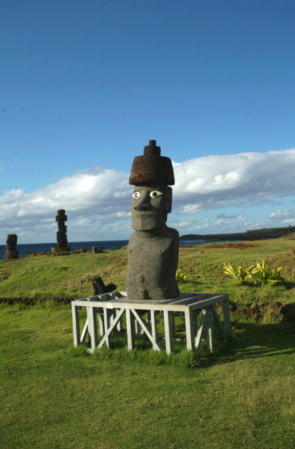 En bord de mer, proche du site de Tahai, la statue “moderne” en basalte devrait résister des siècles aux éléments.