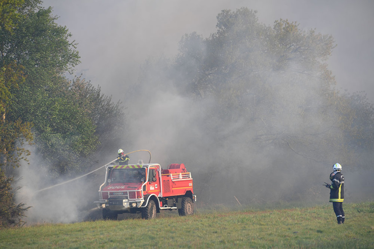 Gironde: incendie "contenu" mais toujours actif dans le Médoc, 300 pompiers mobilisés Gironde: incendie "contenu" mais toujours actif dans le Médoc, 300 pompiers mobilisés