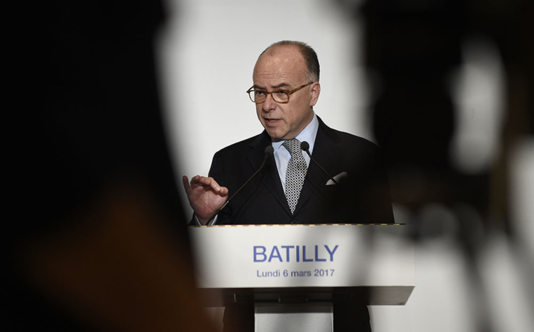 Attentat à Paris: Cazeneuve accuse Le Pen et Fillon d'avoir fait "le choix de l'outrance et de la division" Attentat à Paris: Cazeneuve accuse Le Pen et Fillon d'avoir fait "le choix de l'outrance et de la division"