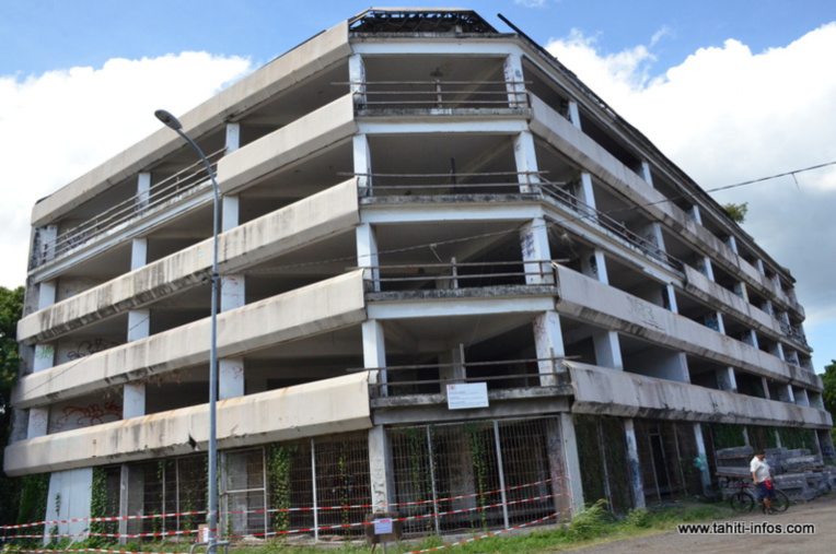 Il y a un trentaine d'années, ce chantier avait été interrompu au stade du gros-œuvre, puis laissé à l'abandon avenue du Régent Paraita à Papeete. Il y a un trentaine d'années, ce chantier avait été interrompu au stade du gros-œuvre, puis laissé à l'abandon avenue du Régent Paraita à Papeete.