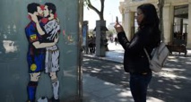Un graffiti de Messi et Ronaldo s'embrassant fait fureur avant le Clasico