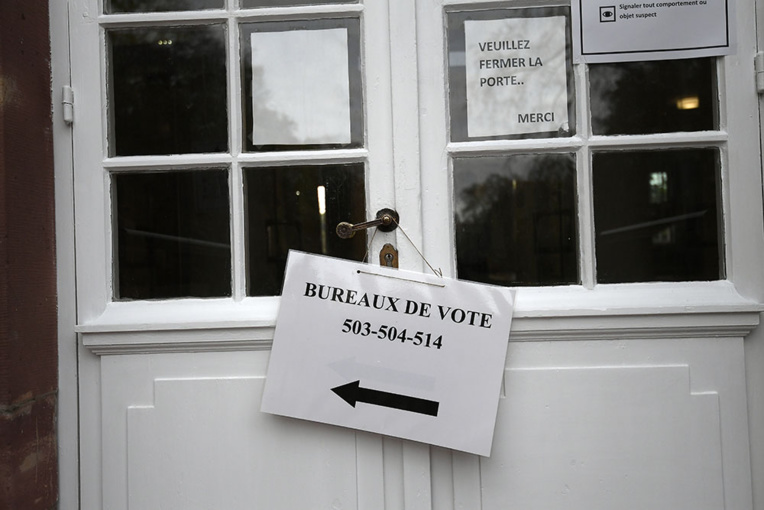 Présidentielle: les bureaux de vote ouverts en métropole pour un premier tour sous tension et incertain