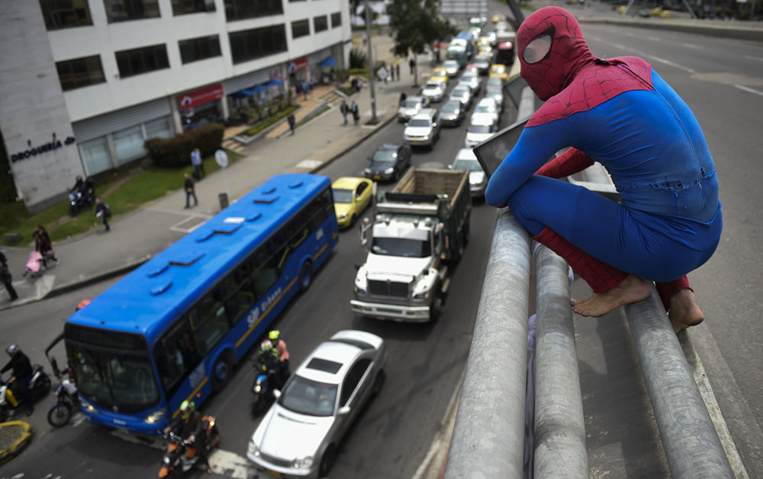 "Spiderman" tisse sa toile en Colombie, dans le ciel de Bogota