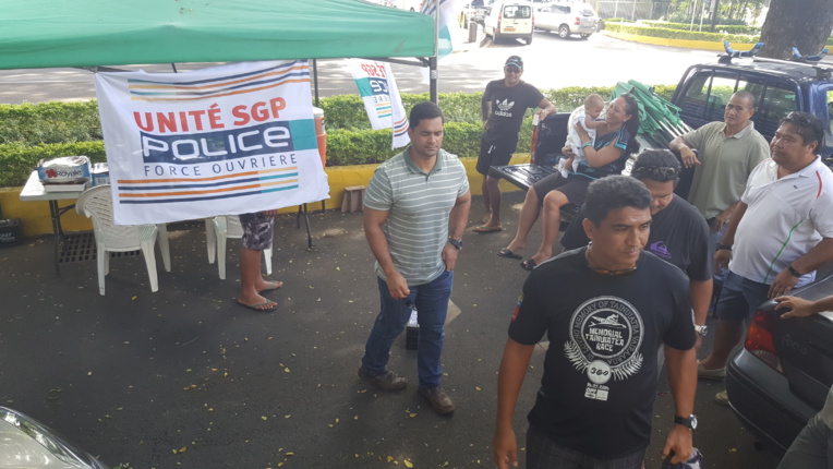 Hommage au policier Xavier Jugelé dans la cour de la DSP