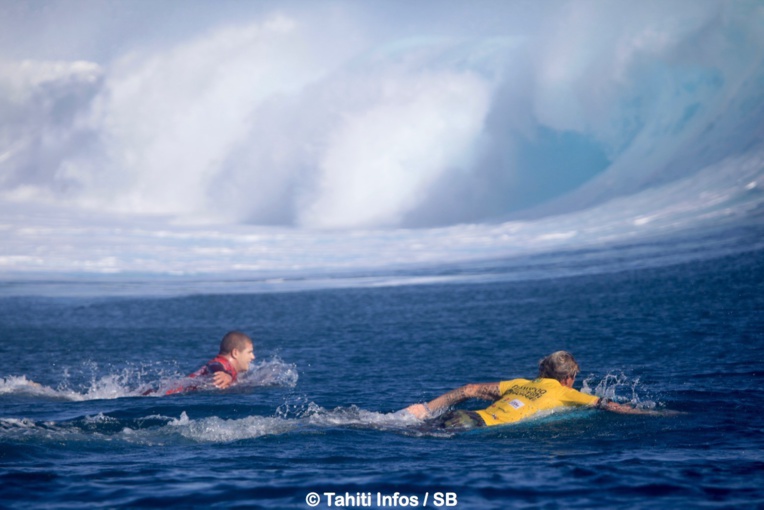 Julien et Manea à la lutte pour la priorité