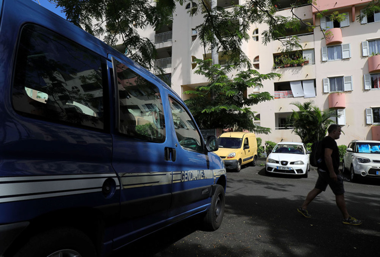 La Réunion: 2 policiers blessés par un homme "soupçonné de radicalisation" La Réunion: 2 policiers blessés par un homme "soupçonné de radicalisation"