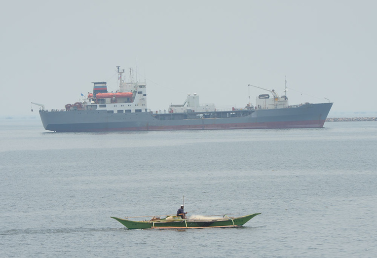 Un navire espion russe coule en mer Noire, l'équipage secouru Un navire espion russe coule en mer Noire, l'équipage secouru