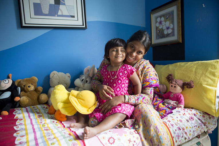 Nouvelle vie pour une fillette du Bangladesh née avec trois jambes