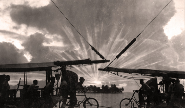 Magnifique coucher soleil sur Motu Uta vu du quai de Papeete pris en 1940, par Paul lsaac Nordmann.