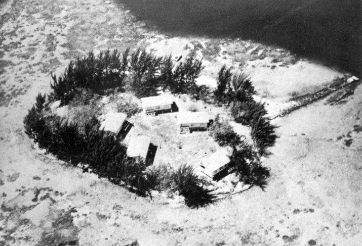 Vue aérienne de Motu Uta en 1949, avec les bâtiments