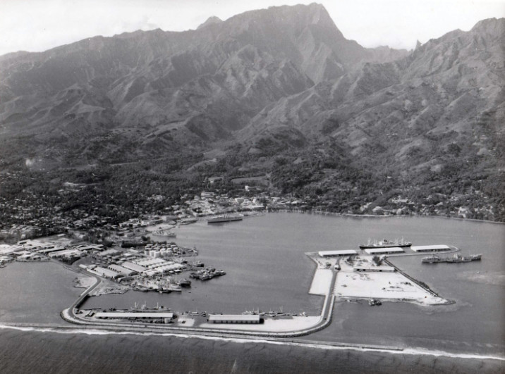 Vue aérienne du port de Papeete qui a englobé Motu Uta en 1966