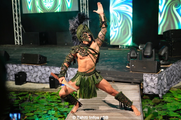 Kevin Richmond en tenue végétale