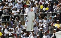 Dans un stade du Caire, le pape "éclipse la tristesse" des fidèles