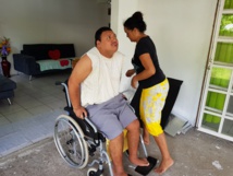 Grâce à ses séances chez le kiné, Raitini arrive à se soulever, ce qui facilite un peu le travail de sa mère Grâce à ses séances chez le kiné, Raitini arrive à se soulever, ce qui facilite un peu le travail de sa mère