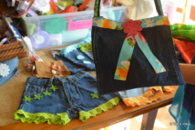 Des vêtements pour petites filles créés à partir de vieux jeans et de différents tissus locaux. Des vêtements pour petites filles créés à partir de vieux jeans et de différents tissus locaux.