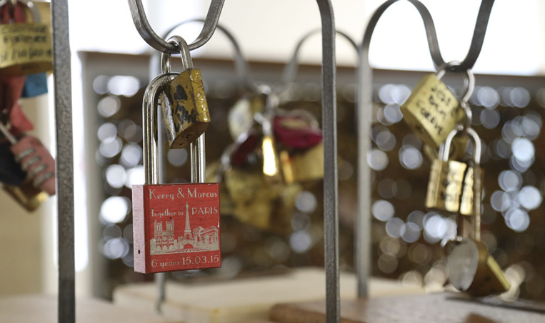 Paris vend ses "cadenas d'amour", pour la bonne cause Paris vend ses "cadenas d'amour", pour la bonne cause