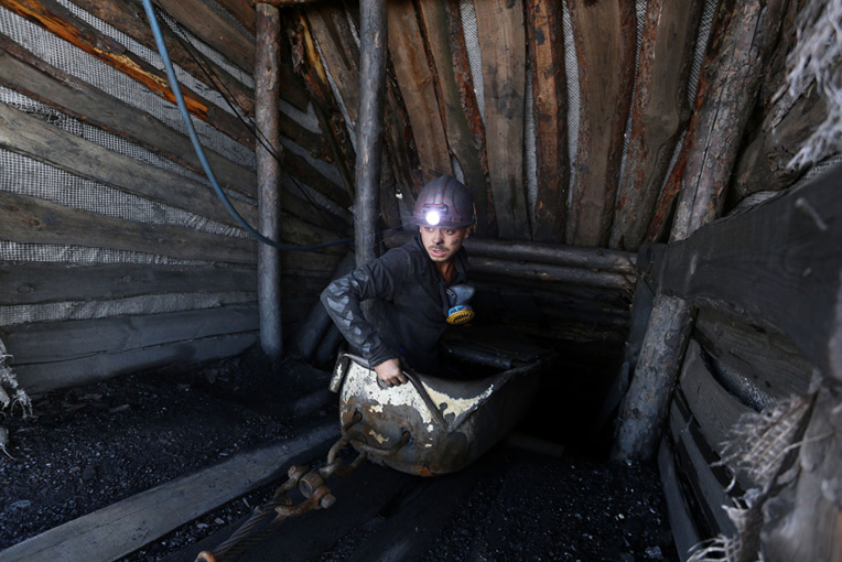 Au moins 70 mineurs bloqués dans une mine en Iran Au moins 70 mineurs bloqués dans une mine en Iran