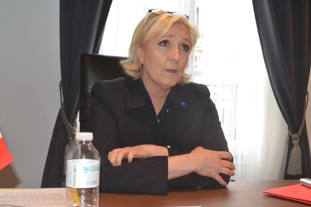 Marine Le Pen accède au second tour dès sa deuxième campagne présidentielle quinze ans après la qualification surprise de son père Jean-Marie Le Pen qu'elle a mis à la retraite, afin de faire triompher le Front national.