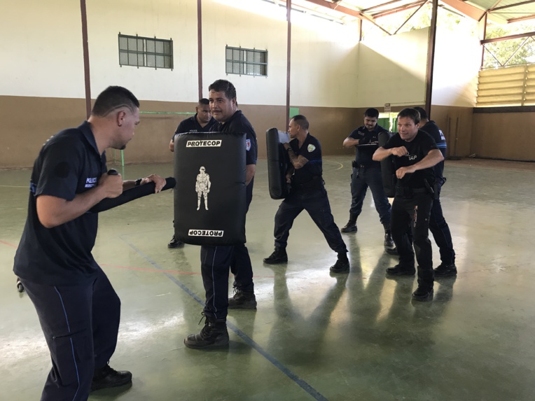 Les muto'i de Moorea formés au bâton de défense Les muto'i de Moorea formés au bâton de défense