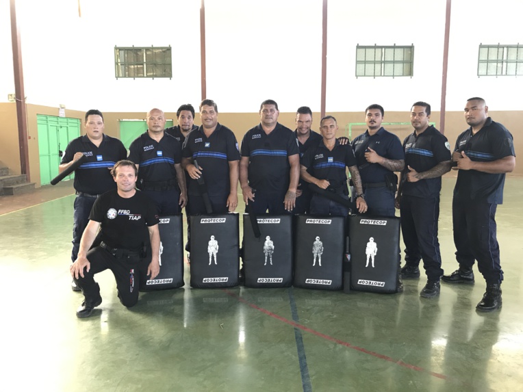 Les muto'i de Moorea formés au bâton de défense Les muto'i de Moorea formés au bâton de défense