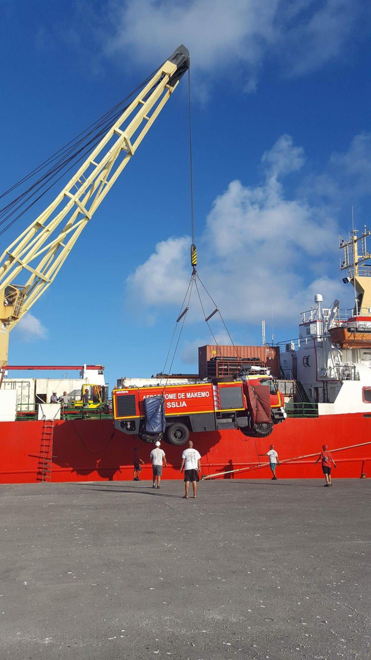 Makemo : le nouveau camion de l'aviation civile est arrivé en bateau