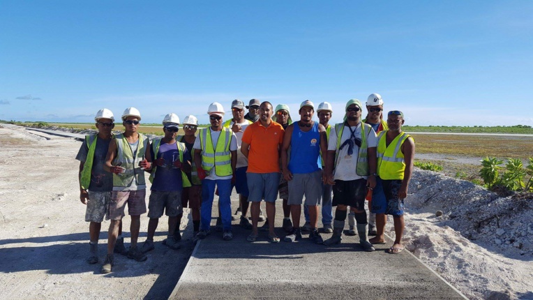 10 habitants de Makemo mobilisés pour les travaux de la route après l'aéroport 10 habitants de Makemo mobilisés pour les travaux de la route après l'aéroport