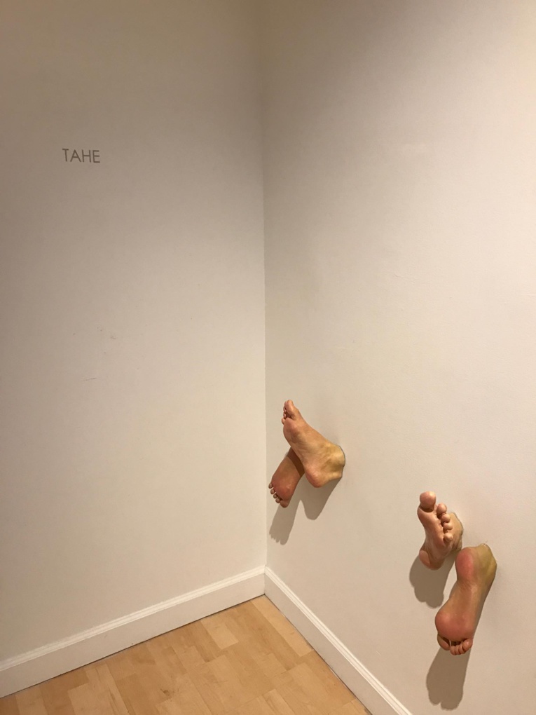Plutôt insolite : des paires de pieds nus traversant un mur ! Plutôt insolite : des paires de pieds nus traversant un mur !