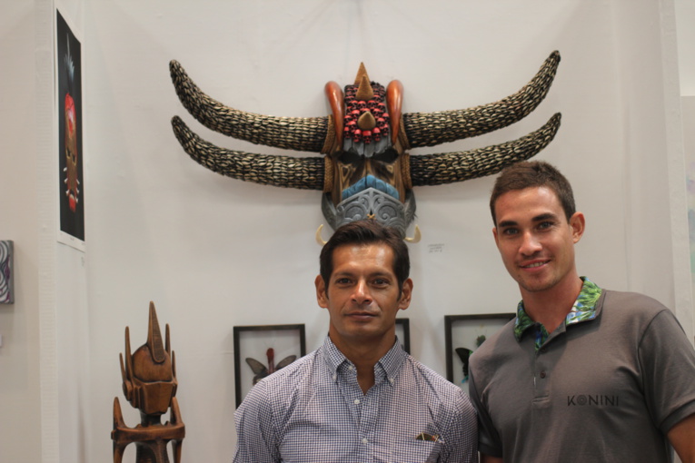 En mai 2016, Tahe (à droite) a été invité à l'exposition "Tokyo International Art Fair", aux côtés de Kanaky (à gauche). En mai 2016, Tahe (à droite) a été invité à l'exposition "Tokyo International Art Fair", aux côtés de Kanaky (à gauche).