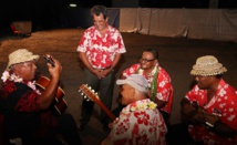 Le Président et le ministre de la Culture ont tenu à saluer l’ensemble des musiciens présents pour ce rassemblement festif. (crédit photo : présidence de la Polynésie française)