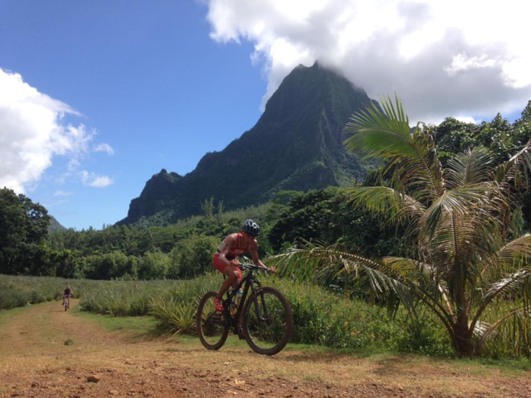 Cédric Wane devant le mont Rotui © Sebastien Petit Cédric Wane devant le mont Rotui © Sebastien Petit