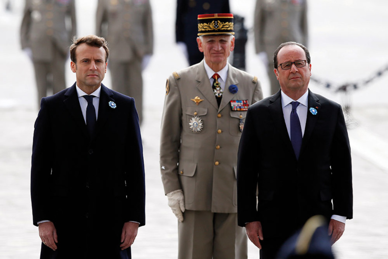 Les présidents sortant et élu François Hollande et Emmanuel Macron ont déposé lundi côte à côte la traditionnelle gerbe des commémorations du 8 mai 1945 sur la tombe du Soldat inconnu, sous l'Arc de Triomphe.