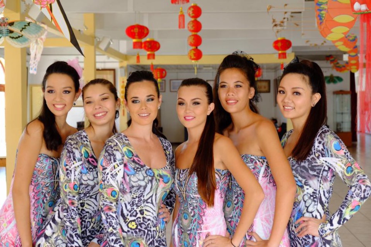 La soirée d'élection de Miss Dragon le 27 mai est placée sous le thème des années 80.