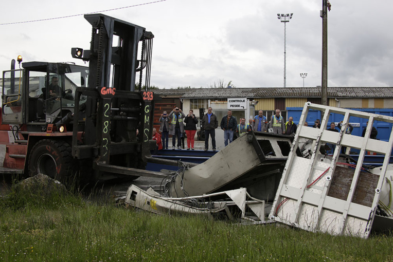 Creuse: des salariés de GM&S, menacé de liquidation, détruisent du matériel et "piègent" leur usine Creuse: des salariés de GM&S, menacé de liquidation, détruisent du matériel et "piègent" leur usine