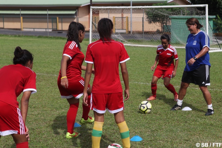 Jane Mahiatapu en pleine séance d'entrainement avec les filles de la sélection U17 Jane Mahiatapu en pleine séance d'entrainement avec les filles de la sélection U17