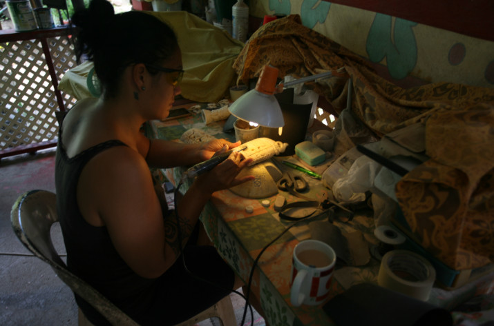 Les artisans de Hapatoni sont des experts en bijouterie traditionnelle ; ici le polissage d’un morceau d’os de baleine finement gravé.