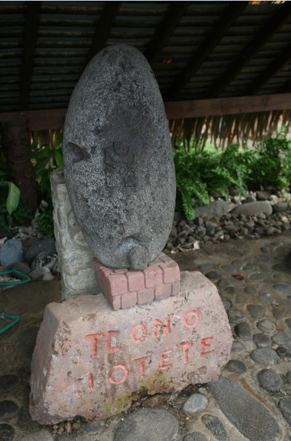 La stèle de Iotete rend hommage à la mémoire du chef qui permit aux missionnaires catholiques de s’installer à Vaitahu en 1838 et à la France de prendre possession de l’archipel en 1842.
