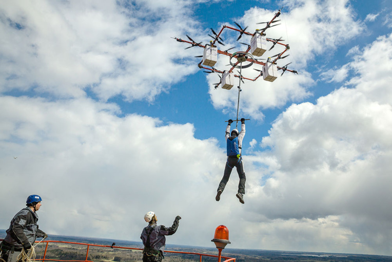 Sauter d'un drone en parachute, une première mondiale en Lettonie