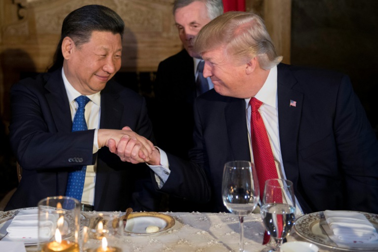 Le président américain Donald Trump (d) et son homologue chinois Xi Jinping, le 7 avril 2017 à West Palm Beach en Floride (AFP/Archives/JIM WATSON)