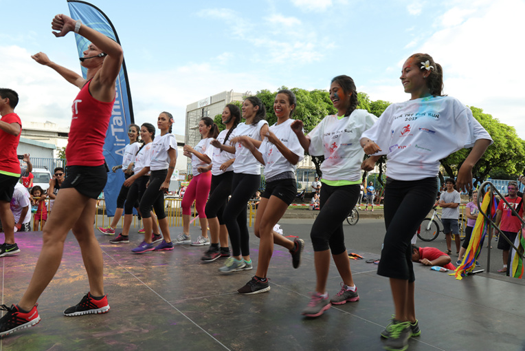 Échauffement avant le départ. crédit photo : Tahiti Infos Échauffement avant le départ. crédit photo : Tahiti Infos