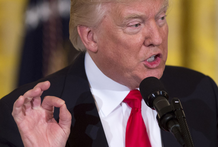 Critiqué, Trump défend son droit de partager des informations avec Moscou Critiqué, Trump défend son droit de partager des informations avec Moscou