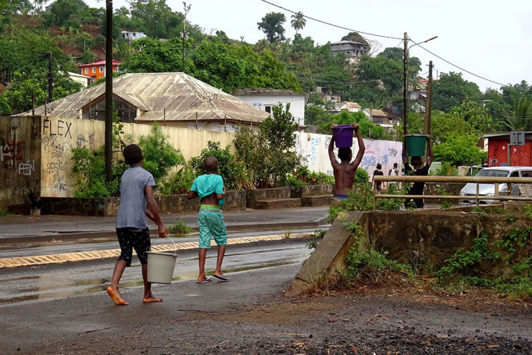 Mayotte: un maire clôt les inscriptions scolaires en raison de classes surchargées