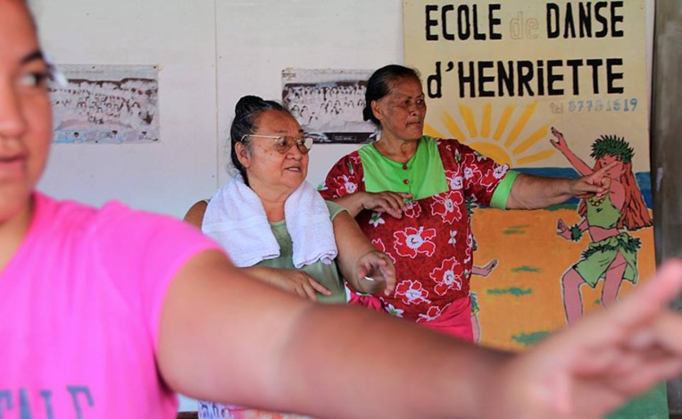Arue : un groupe de mama au Heiva des écoles