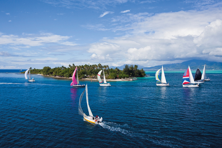 Des pirogues à voile pour la Tahiti Pearl Regatta