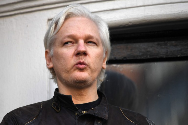 Abandon des poursuites en Suède contre Assange qui crie victoire Abandon des poursuites en Suède contre Assange qui crie victoire