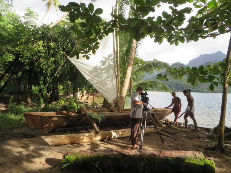 Ils relèvent le défi de construire une pirogue traditionnelle en 3 jours