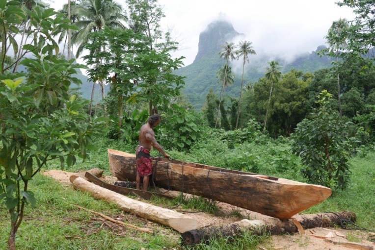 Ils relèvent le défi de construire une pirogue traditionnelle en 3 jours