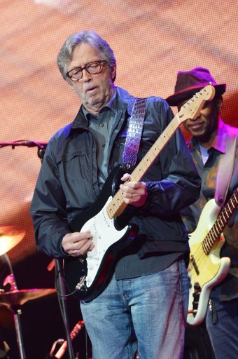 Le guitariste Eric Clapton décoré par la France