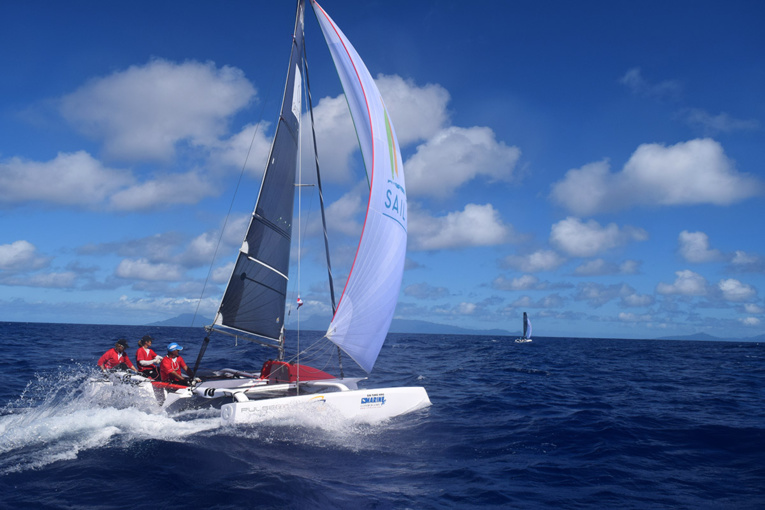 Les deux Pulse 600 de Sail Tahiti se suivent de près sur la traversée entre Huahine et Taha'a (photo : R. Berget) Les deux Pulse 600 de Sail Tahiti se suivent de près sur la traversée entre Huahine et Taha'a (photo : R. Berget)