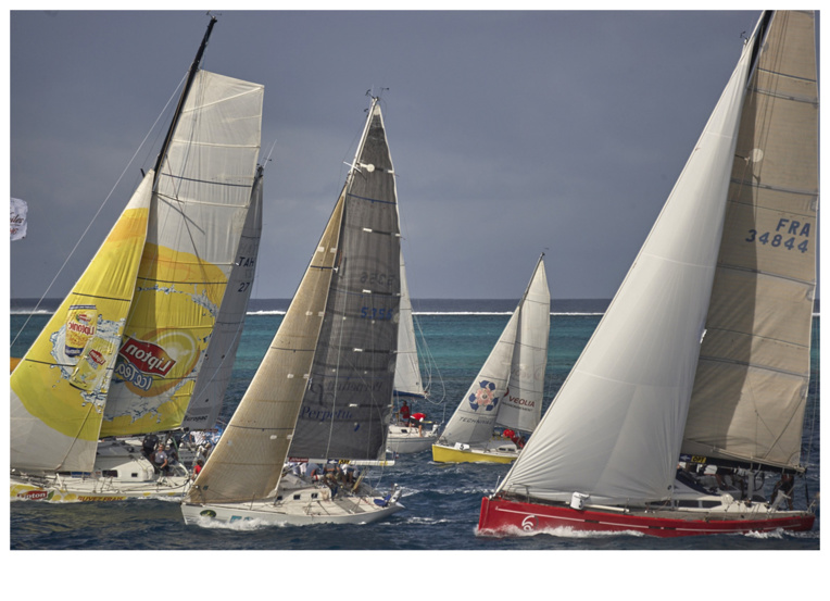 Départ serré lors de la 4ème manche, samedi matin dans le lagon de Taha'a. Départ serré lors de la 4ème manche, samedi matin dans le lagon de Taha'a.