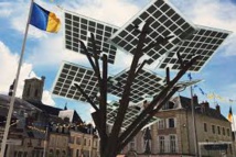 Le premier "eTree" d'Europe, arbre aux feuilles photovoltaïques, planté à Nevers